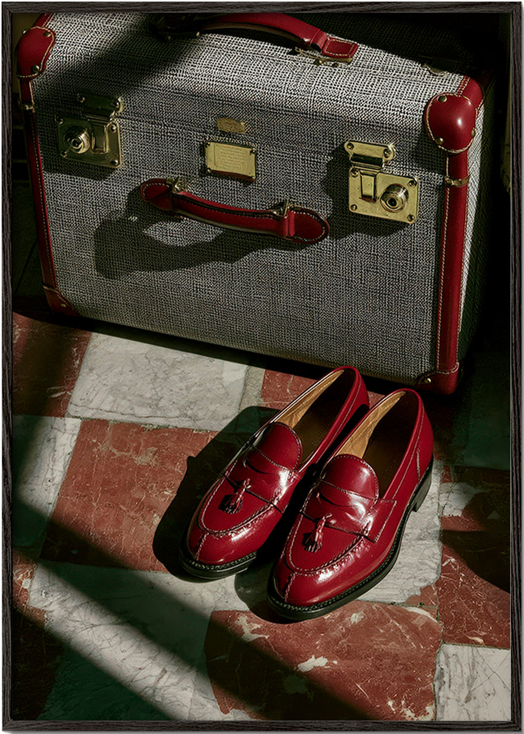 Fotografia de viagem com mala vintage e sapatos vermelhos