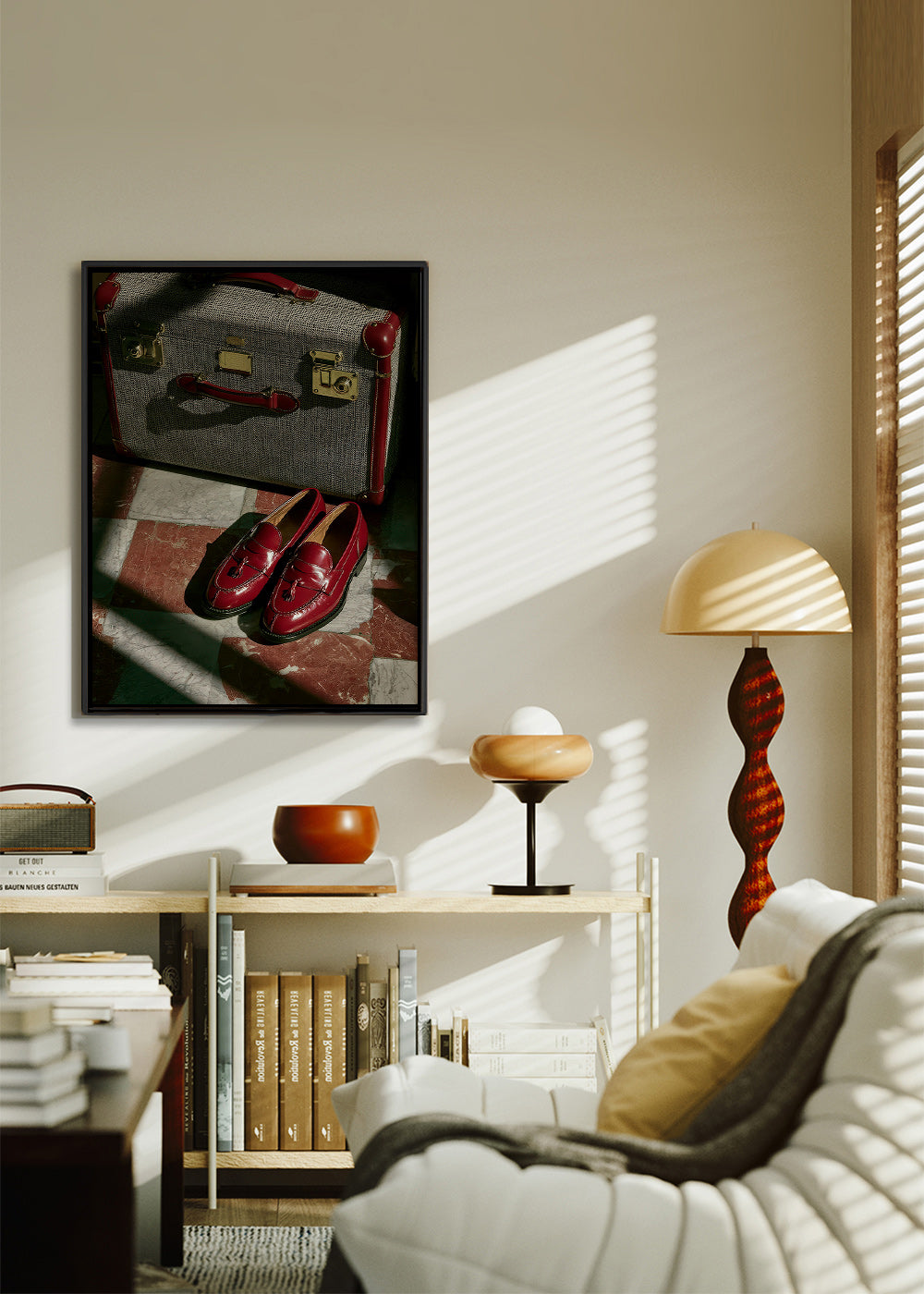 Fotografia de viagem com mala vintage e sapatos vermelhos