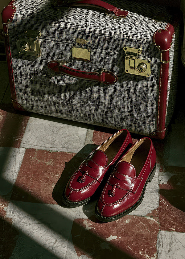 Fotografia de viagem com mala vintage e sapatos vermelhos