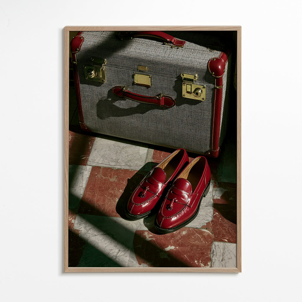 Fotografia de viagem com mala vintage e sapatos vermelhos