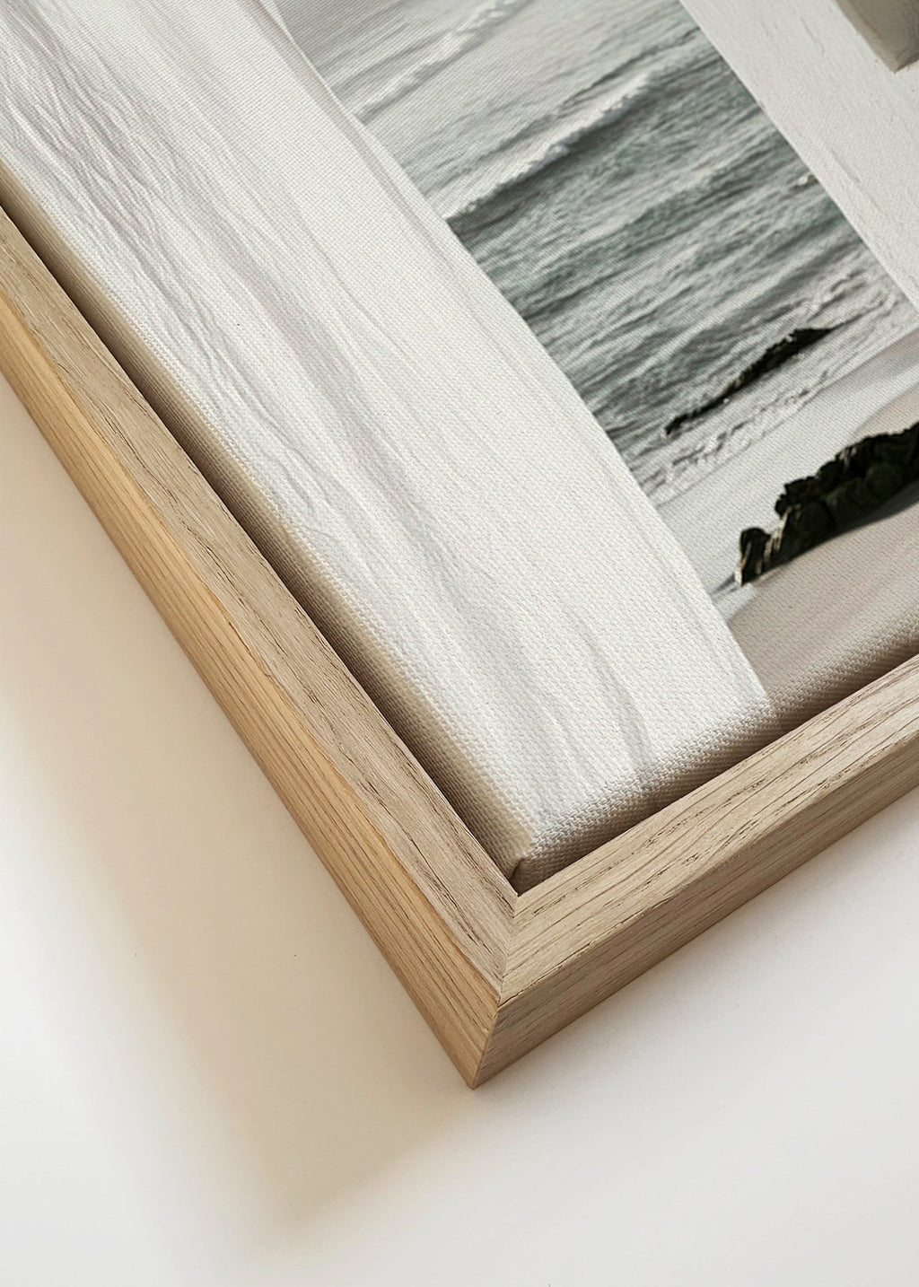 Quadro de paisagem com janela para o mar