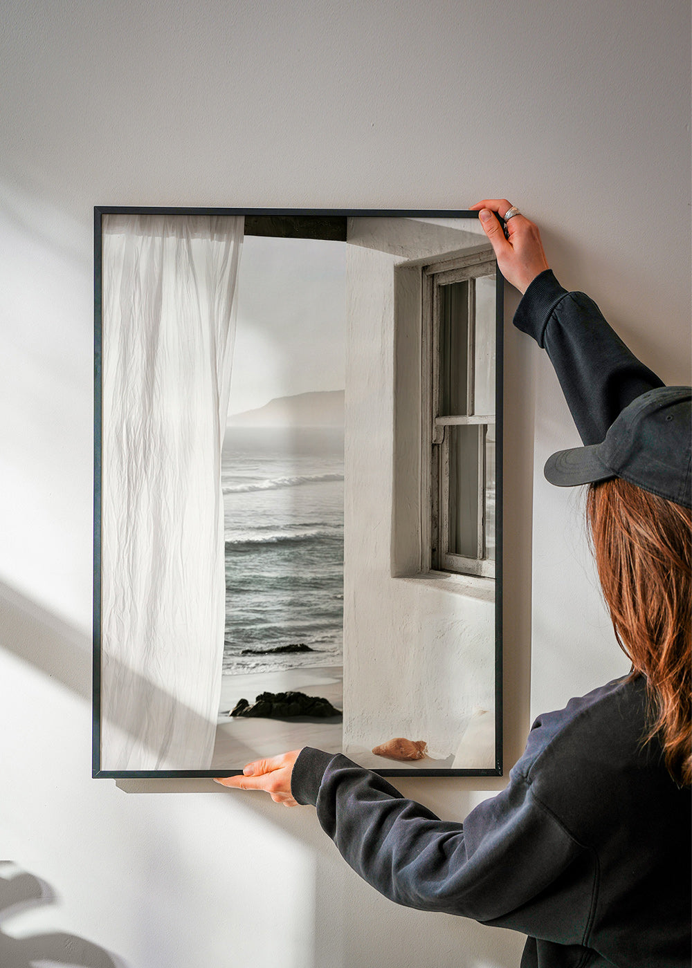 Quadro de paisagem com janela para o mar