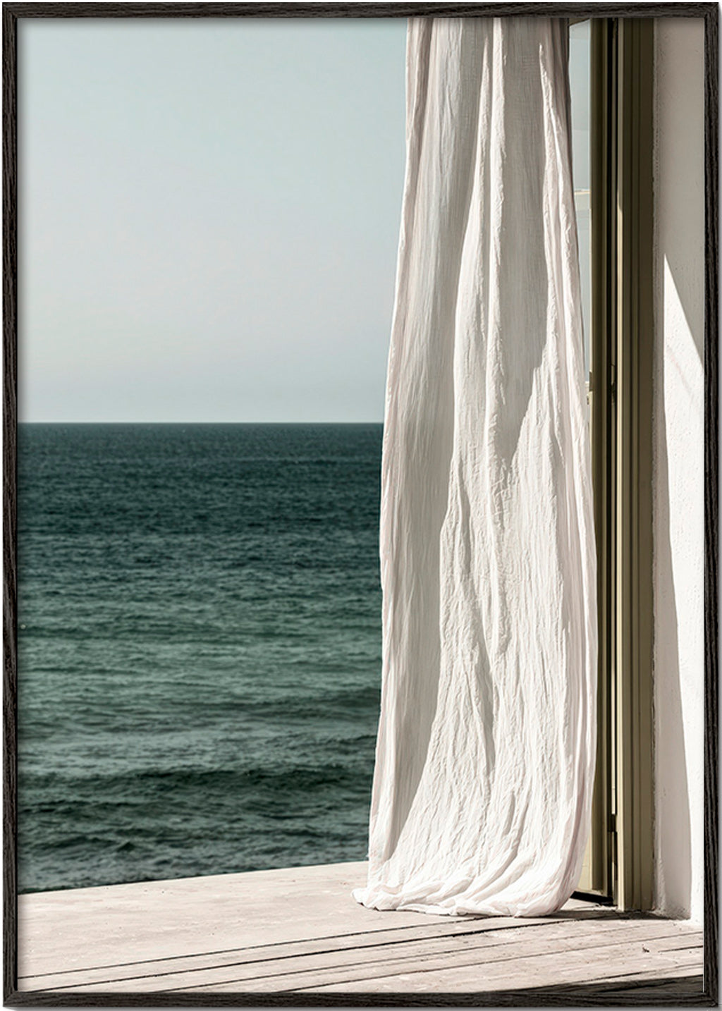 Quadro de paisagem com cortina junto ao mar