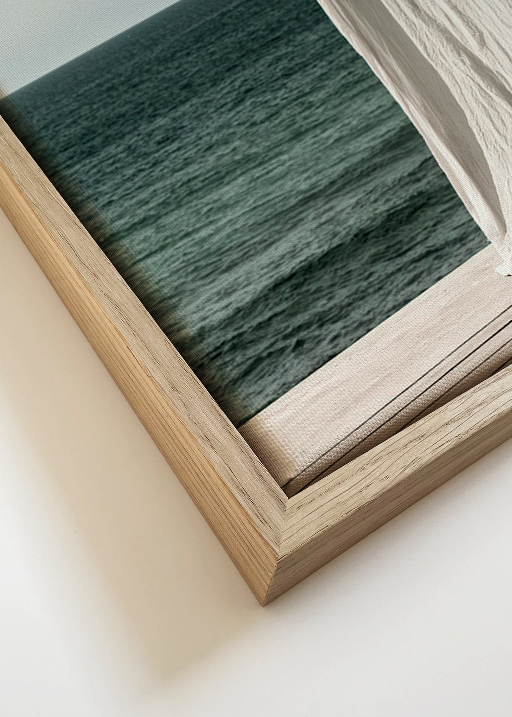 Quadro de paisagem com cortina junto ao mar