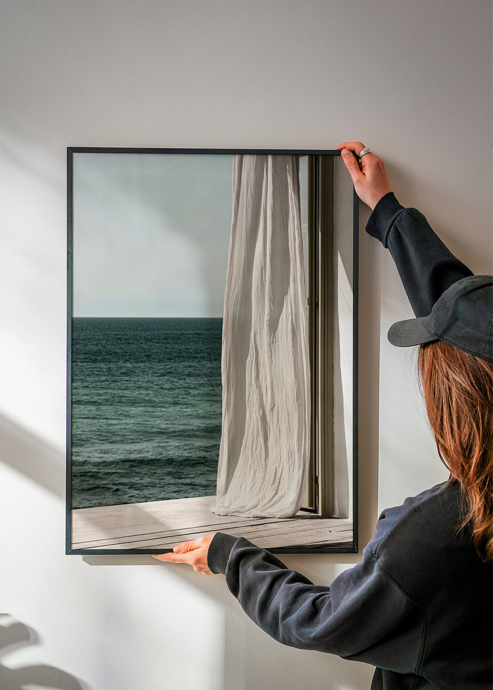 Quadro de paisagem com cortina junto ao mar