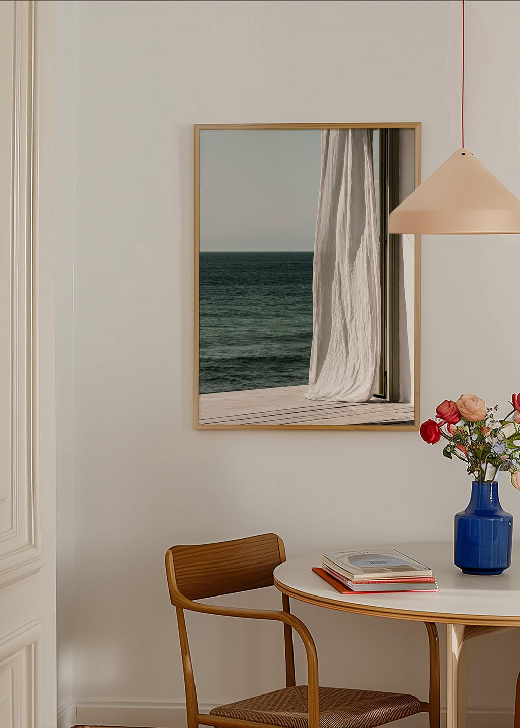 Quadro de paisagem com cortina junto ao mar