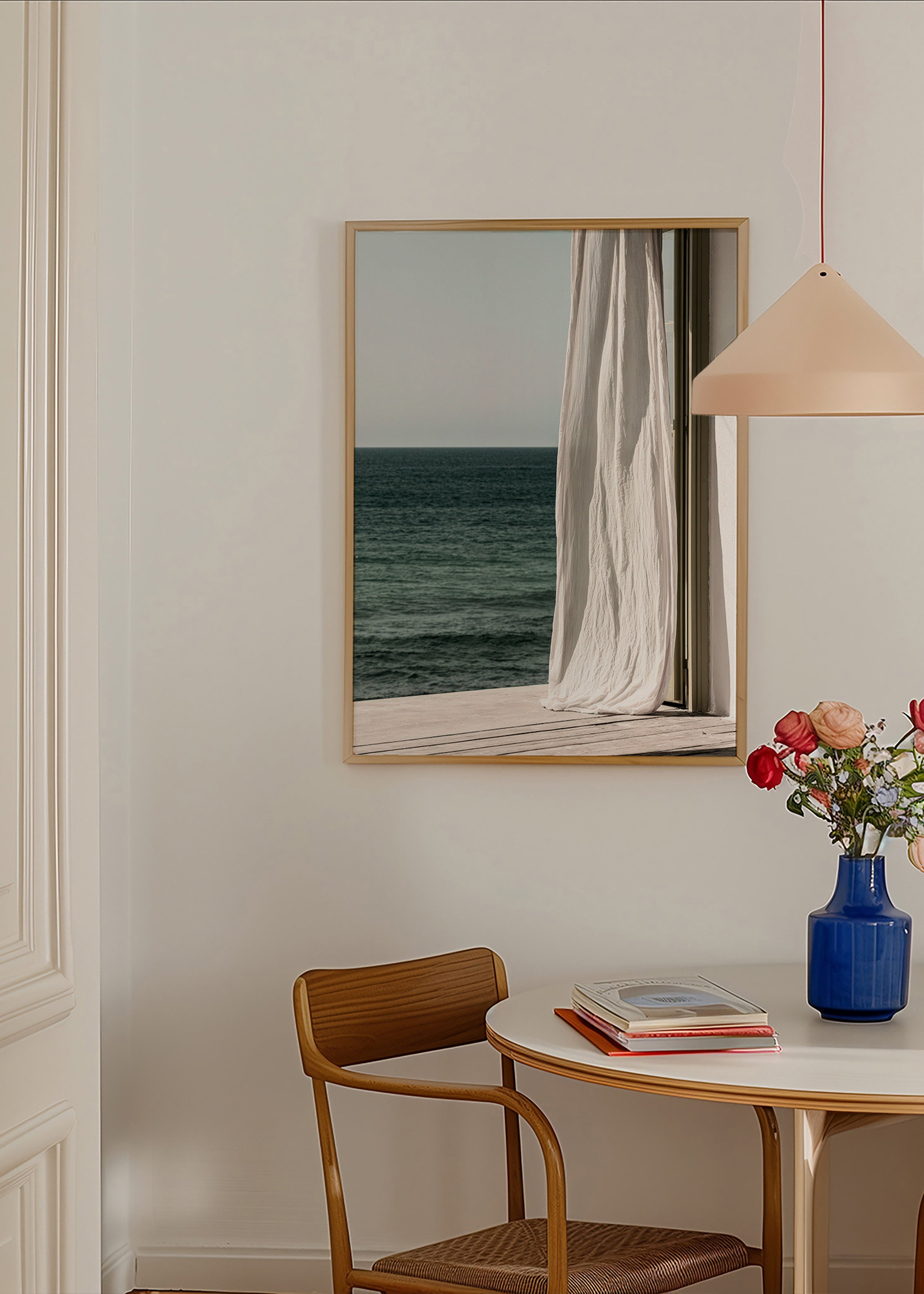 Quadro de paisagem com cortina junto ao mar