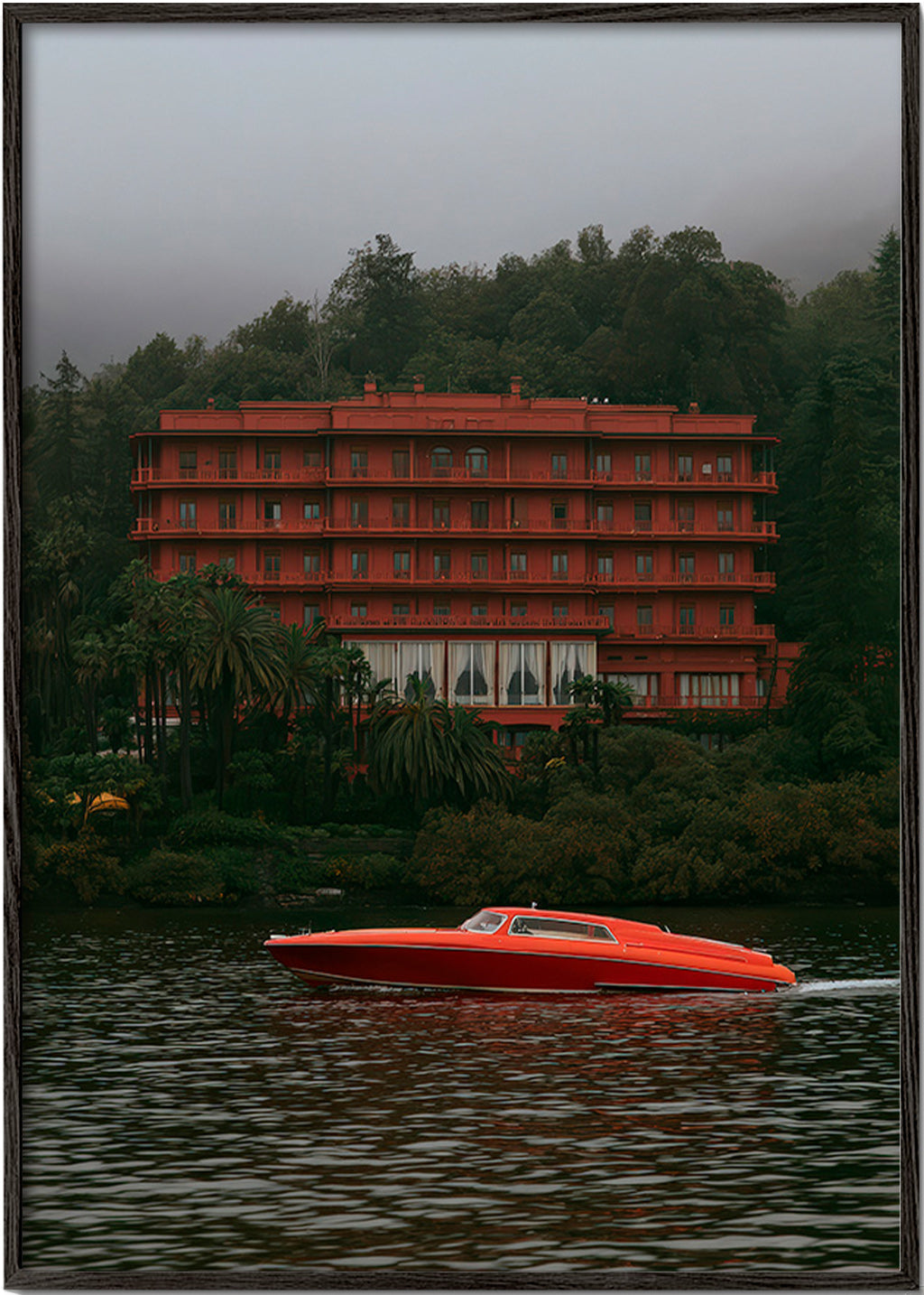 Quadro de paisagem com hotel vermelho e lancha