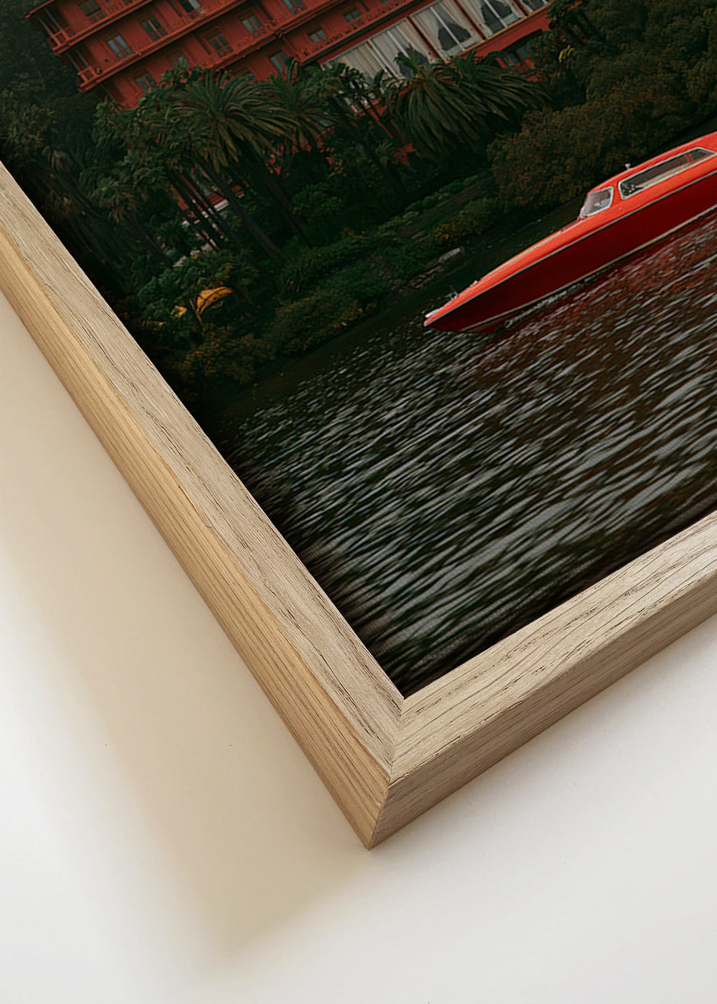 Quadro de paisagem com hotel vermelho e lancha