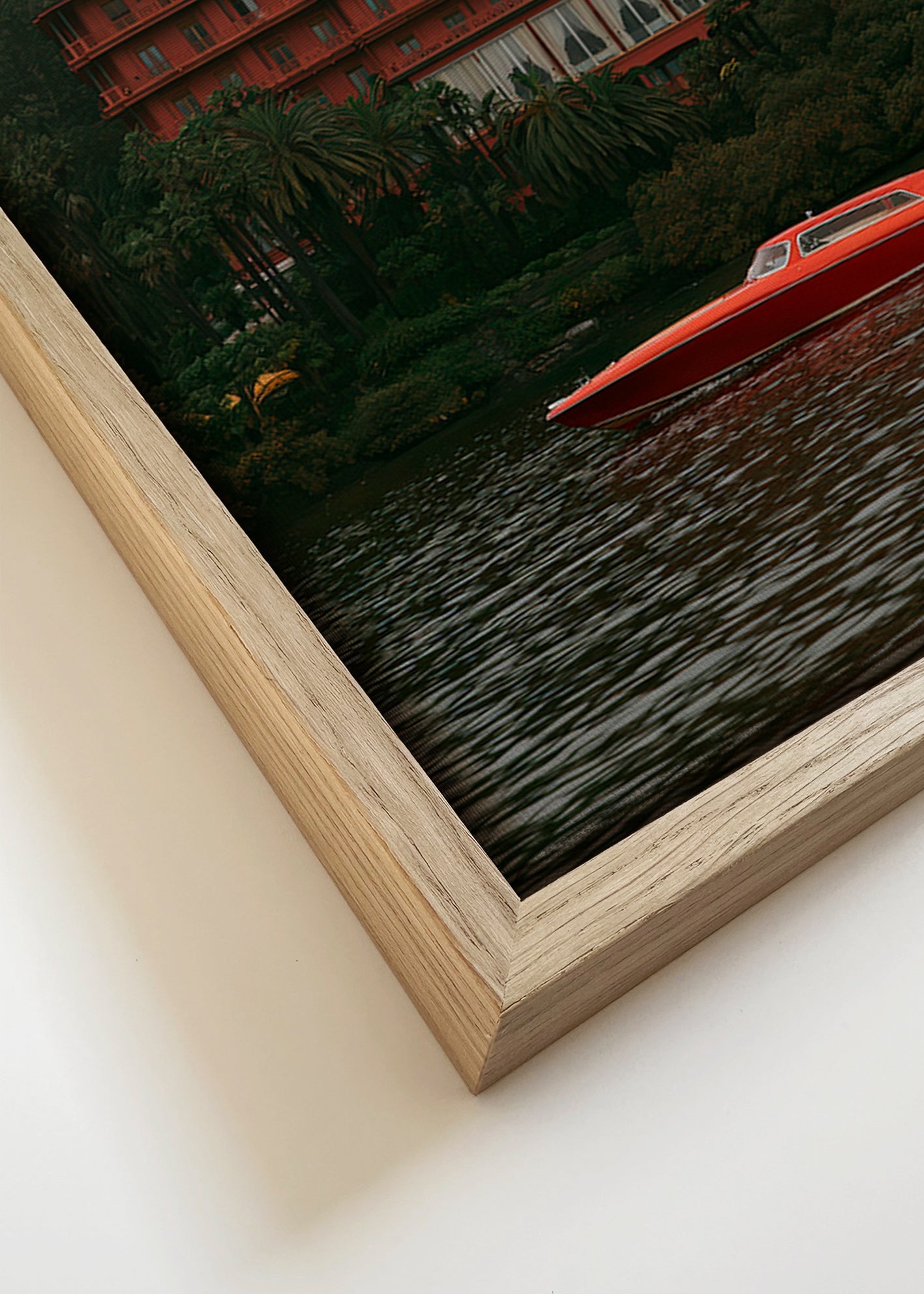 Quadro de paisagem com hotel vermelho e lancha