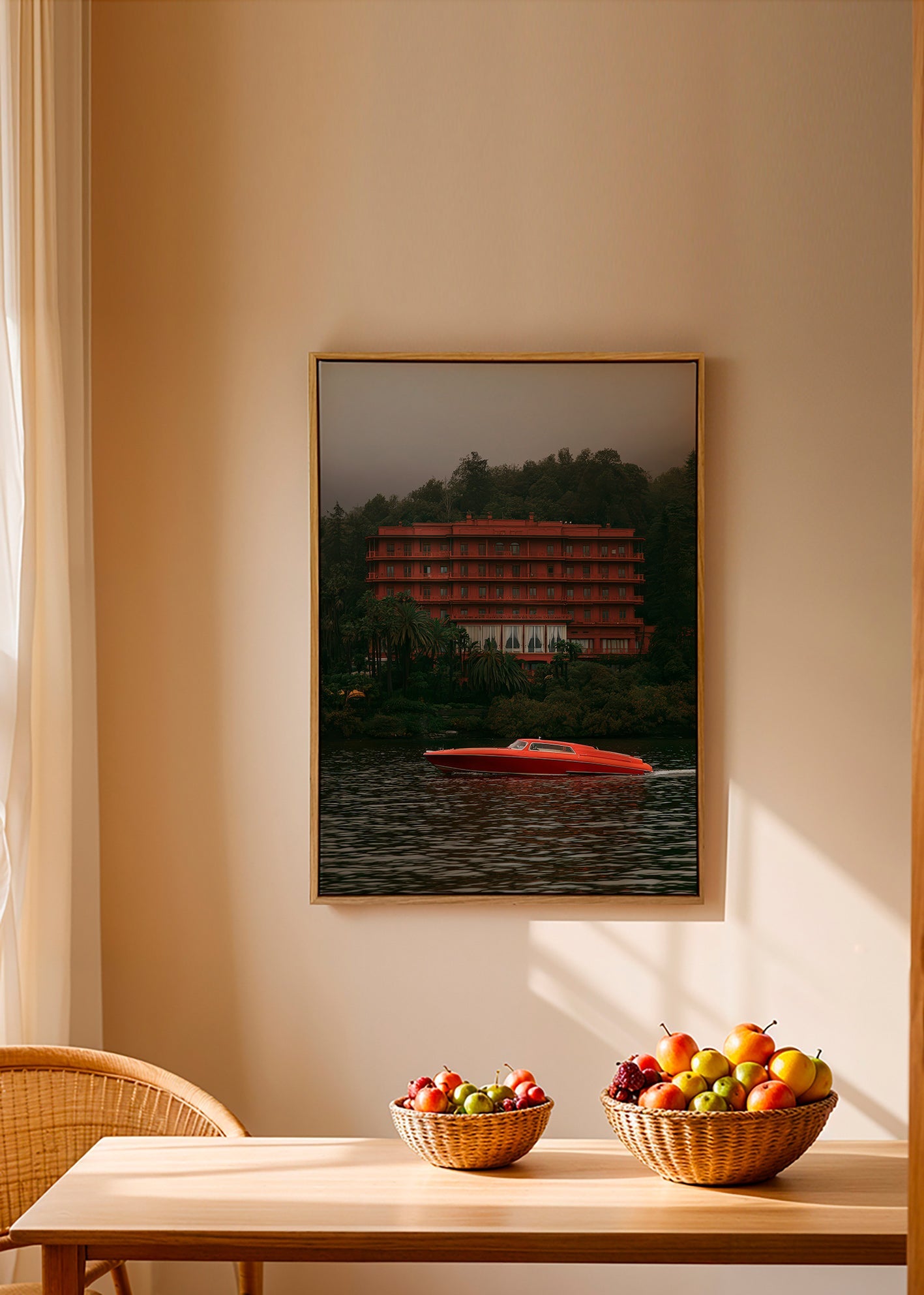 Quadro de paisagem com hotel vermelho e lancha