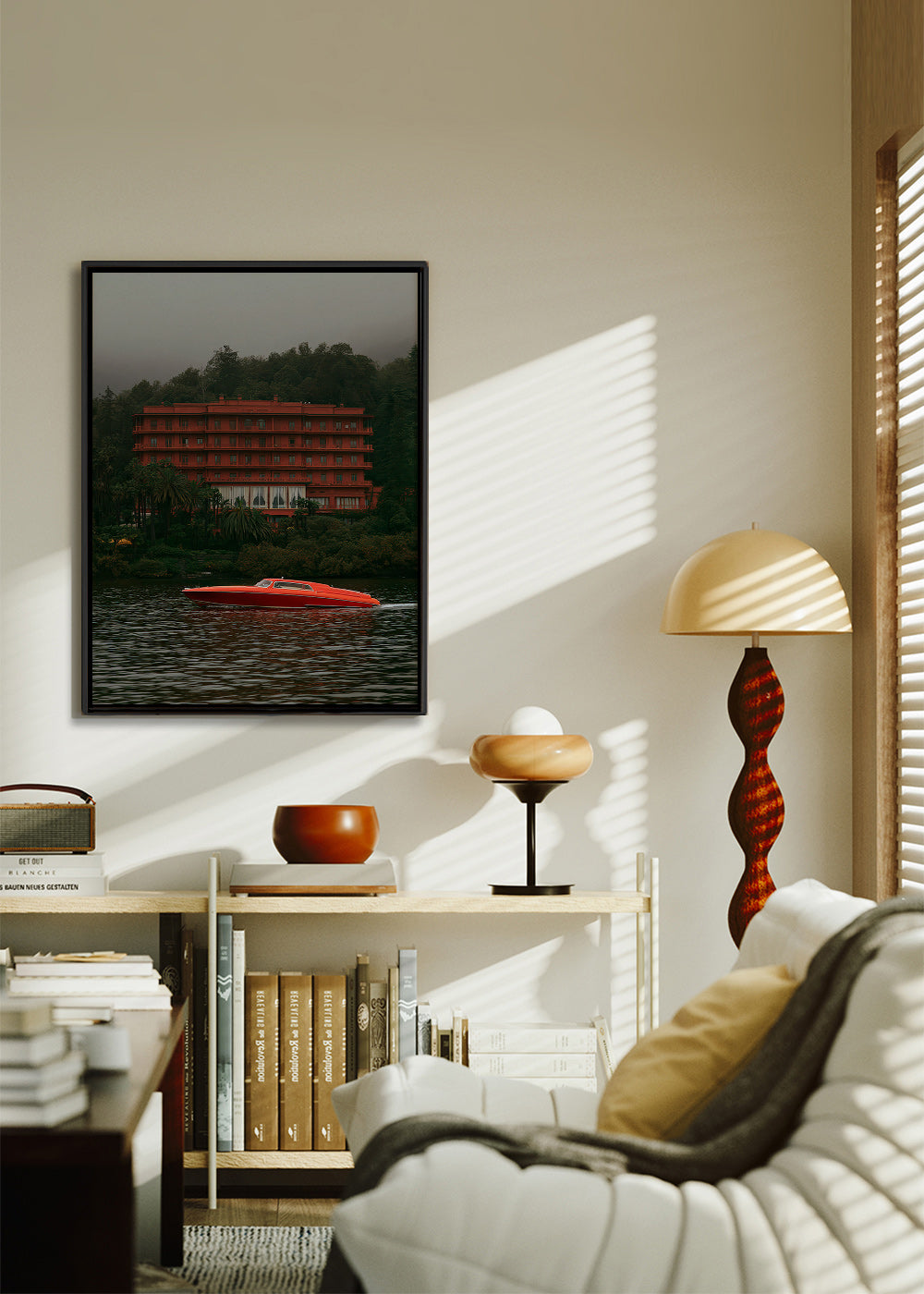 Quadro de paisagem com hotel vermelho e lancha