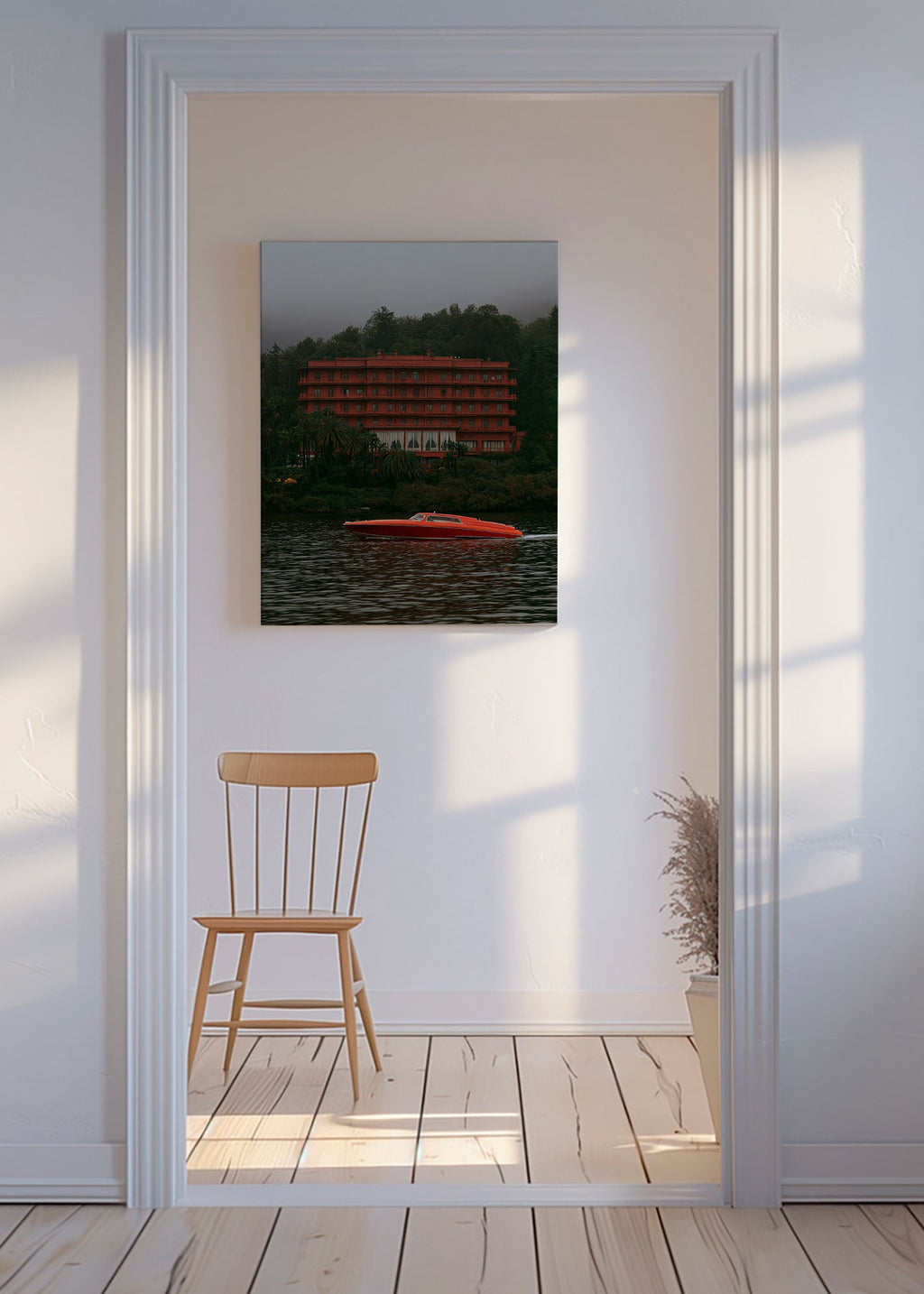 Quadro de paisagem com hotel vermelho e lancha