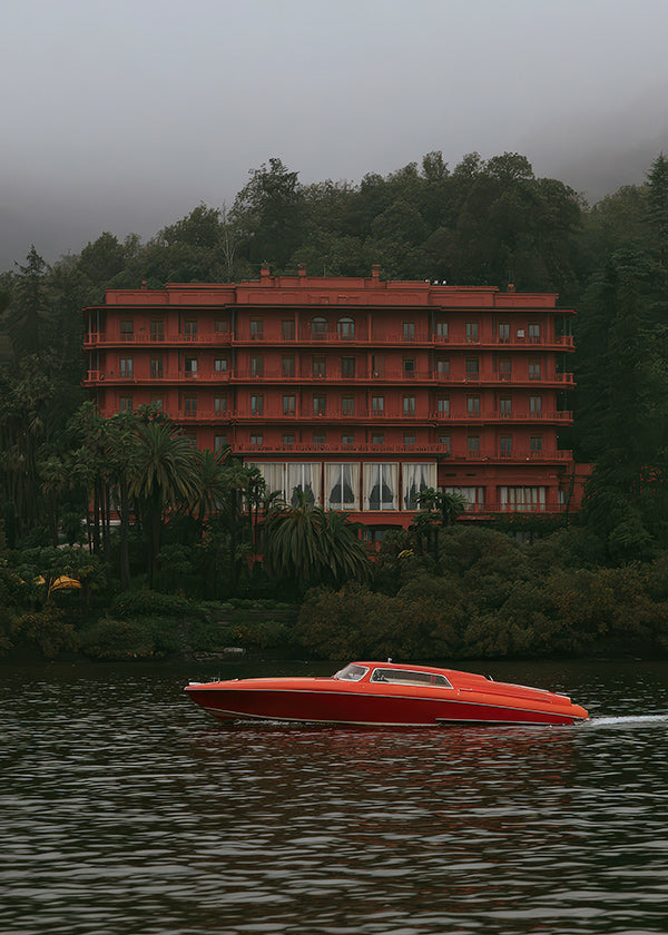 Quadro de paisagem com hotel vermelho e lancha