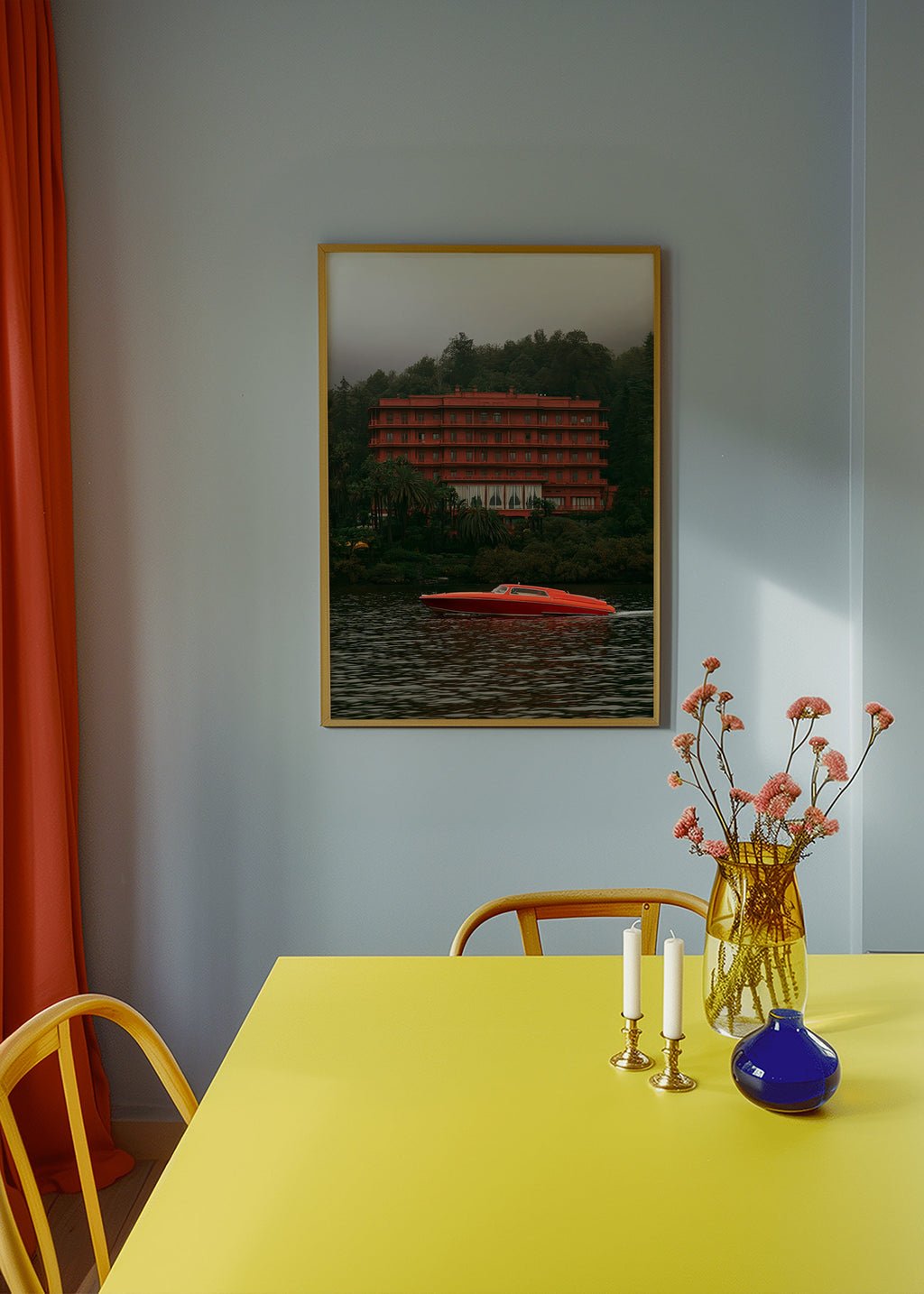 Quadro de paisagem com hotel vermelho e lancha