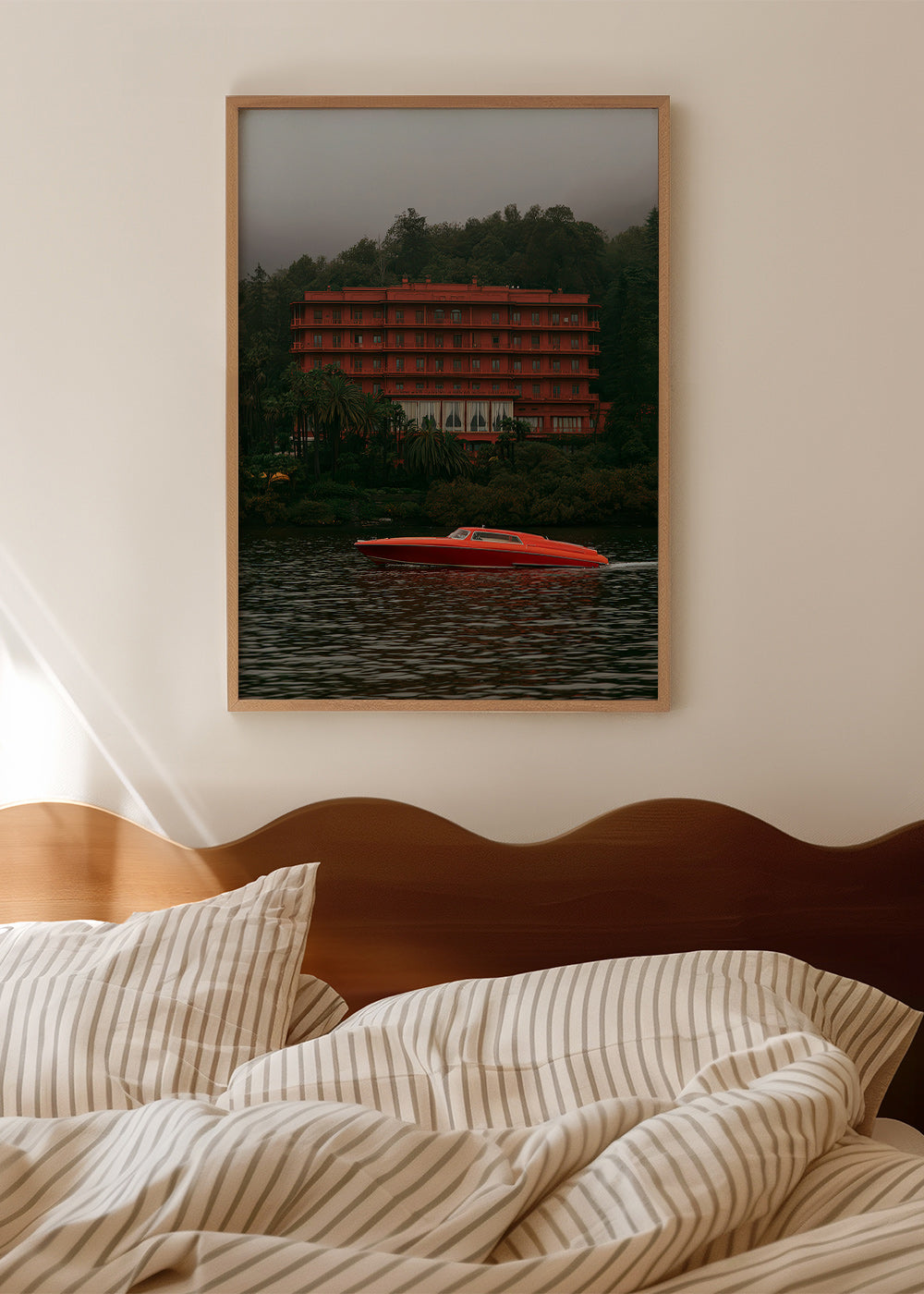 Quadro de paisagem com hotel vermelho e lancha
