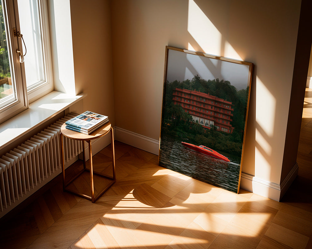 Quadro de paisagem com hotel vermelho e lancha