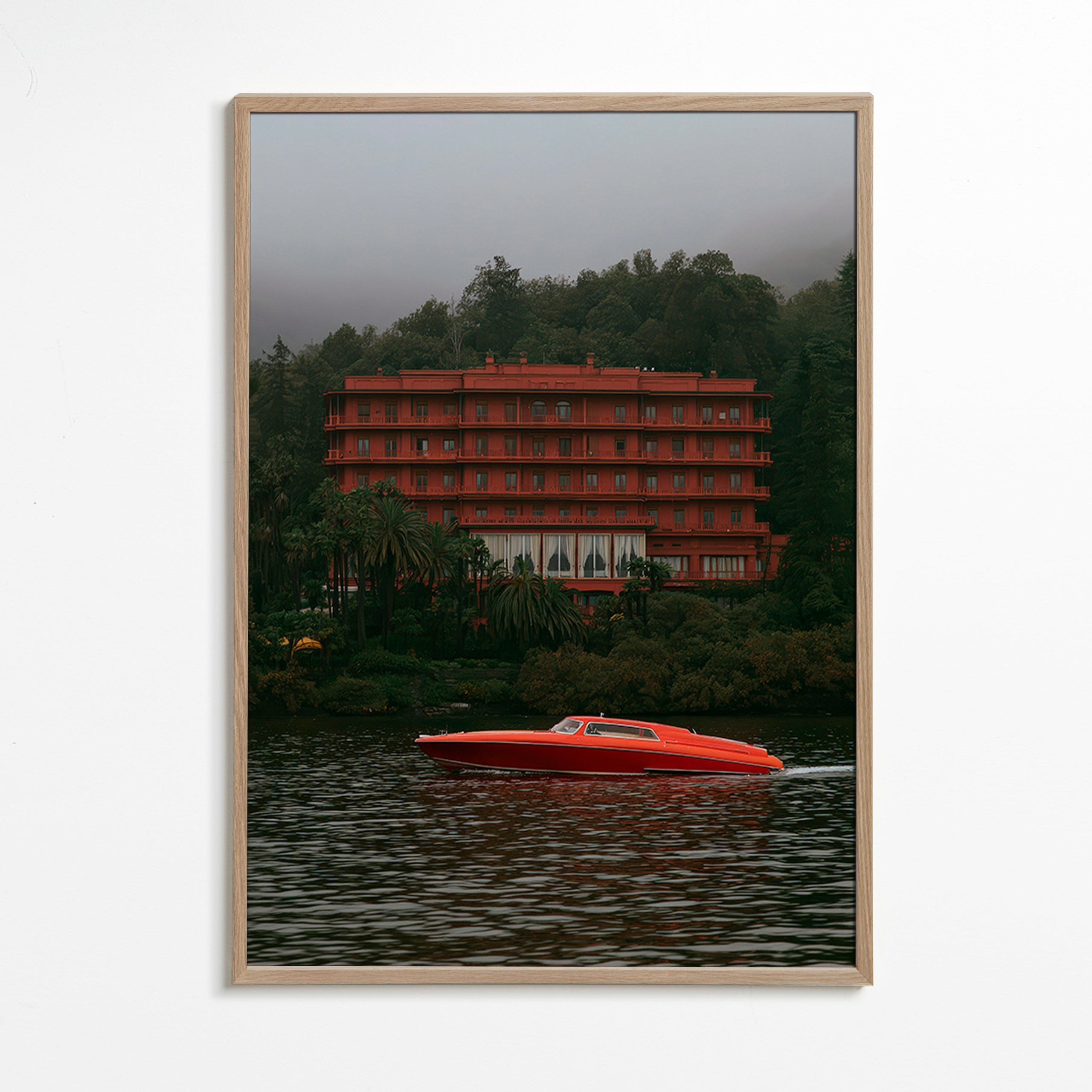 Quadro de paisagem com hotel vermelho e lancha