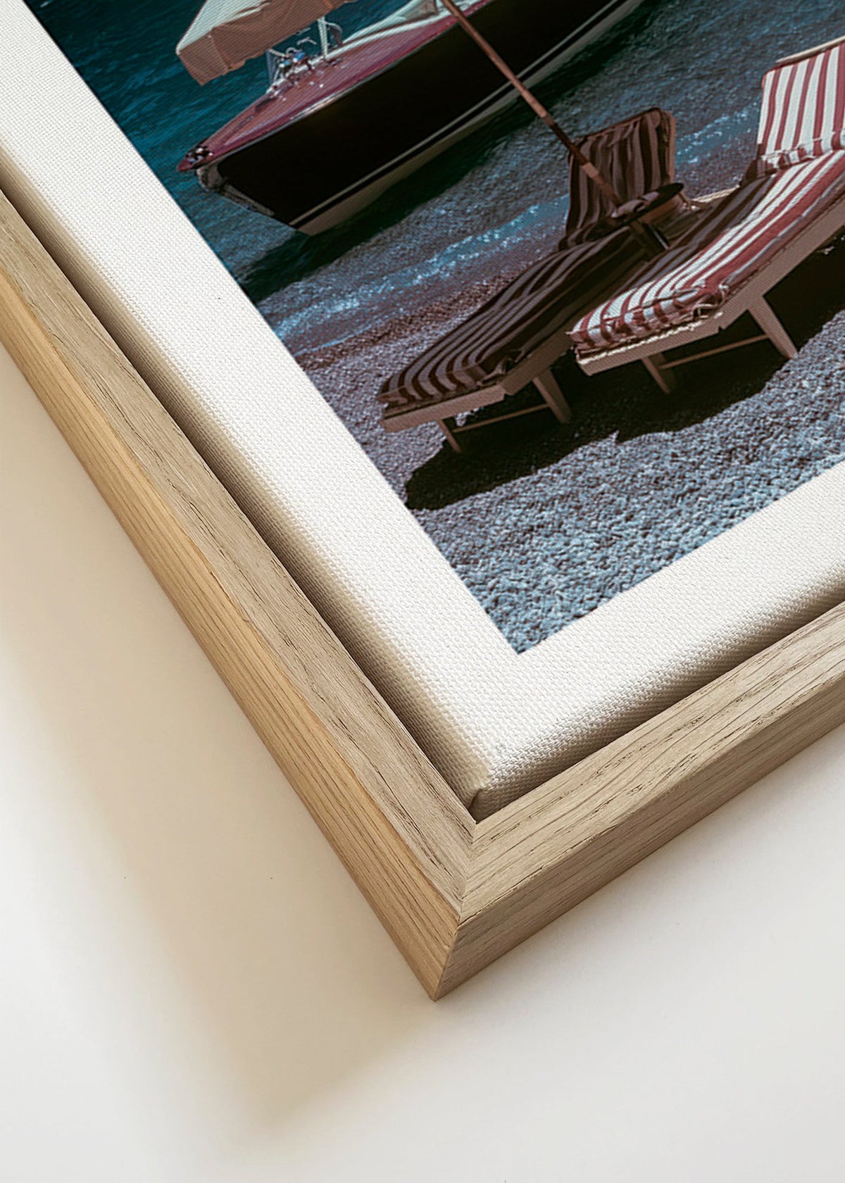 Quadro de paisagem com barco clássico e espreguiçadeiras