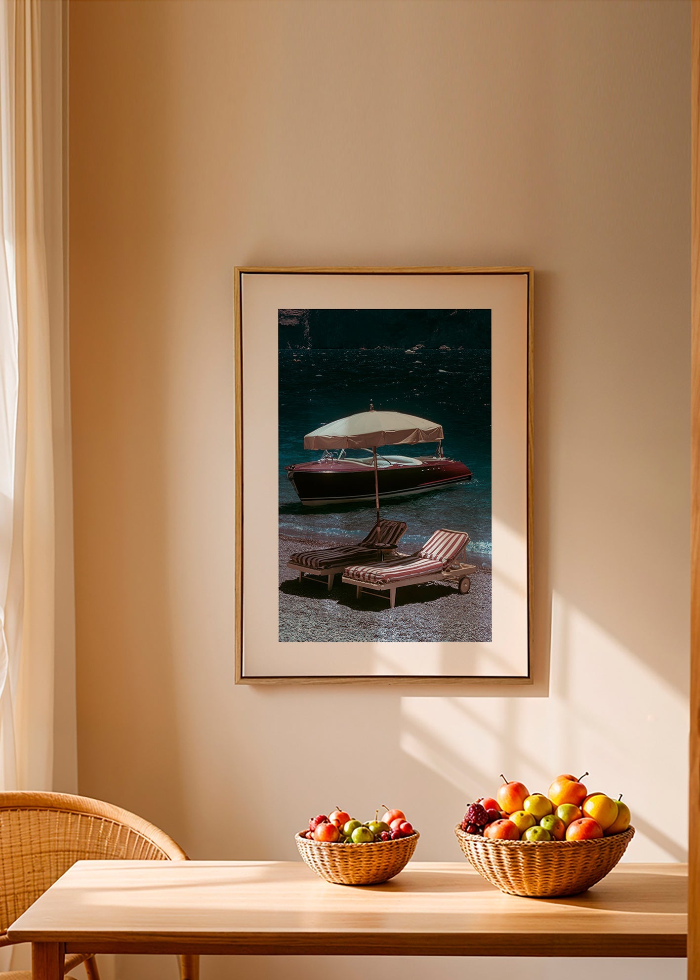 Quadro de paisagem com barco clássico e espreguiçadeiras