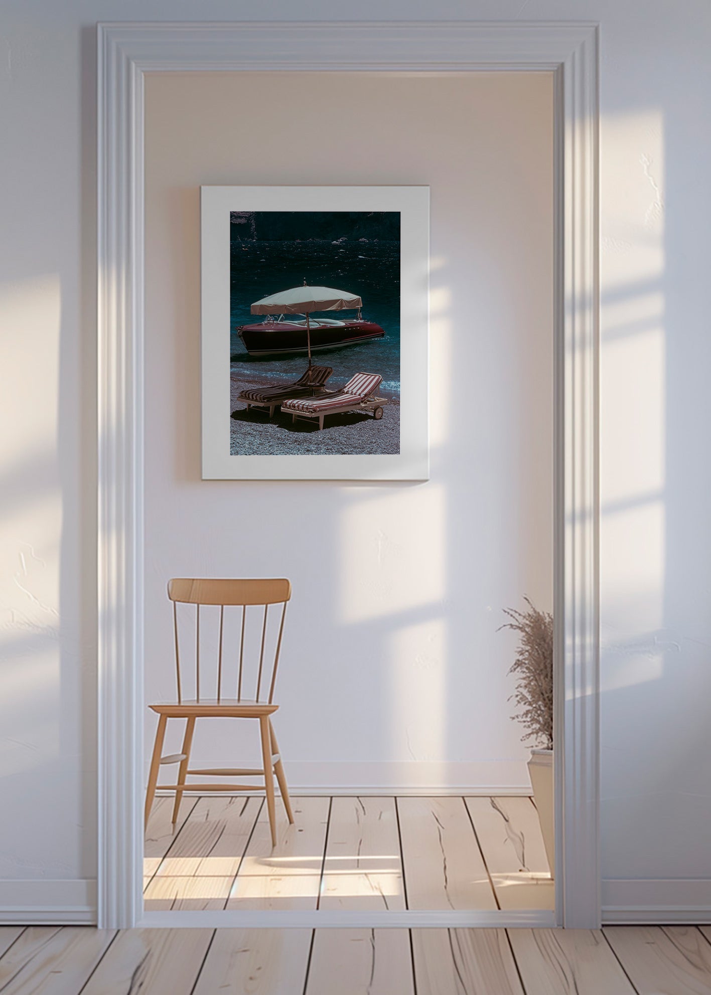 Quadro de paisagem com barco clássico e espreguiçadeiras