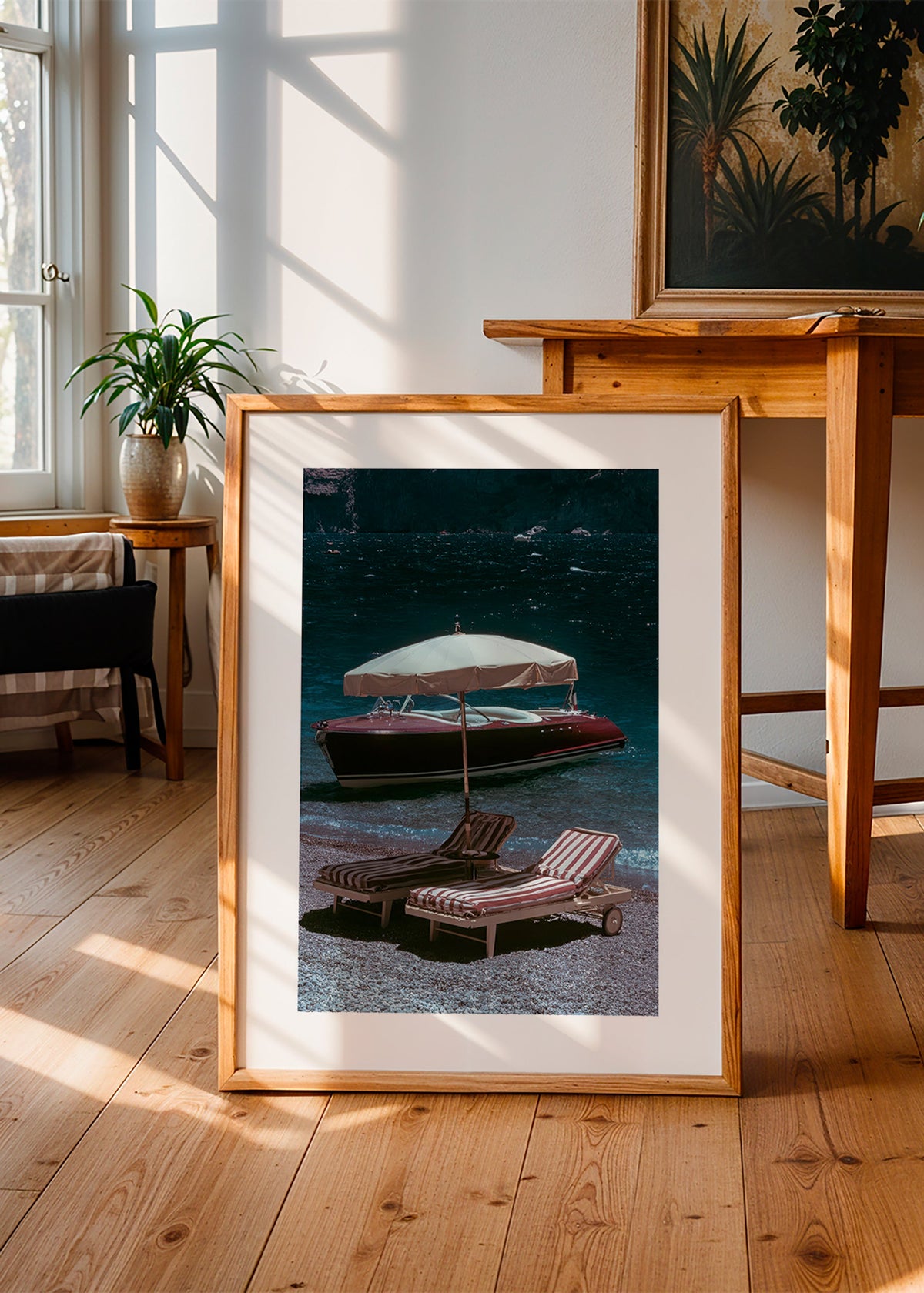 Quadro de paisagem com barco clássico e espreguiçadeiras