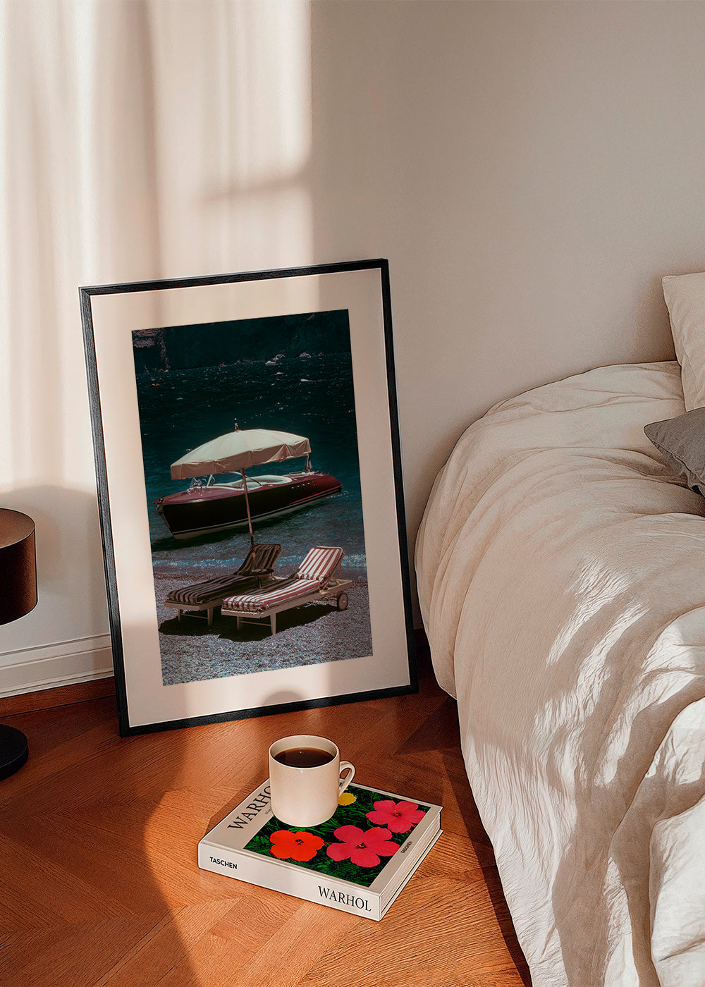 Quadro de paisagem com barco clássico e espreguiçadeiras