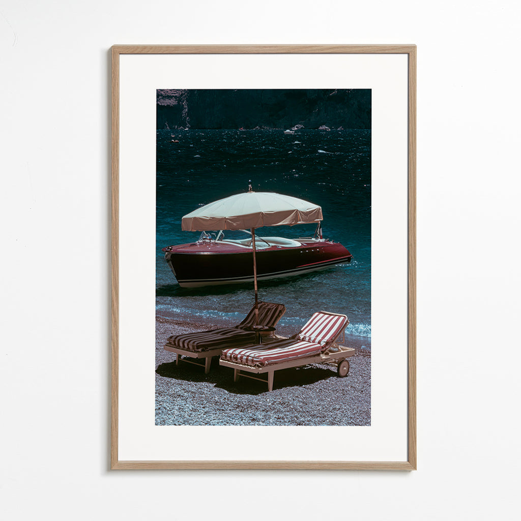 Quadro de paisagem com barco clássico e espreguiçadeiras