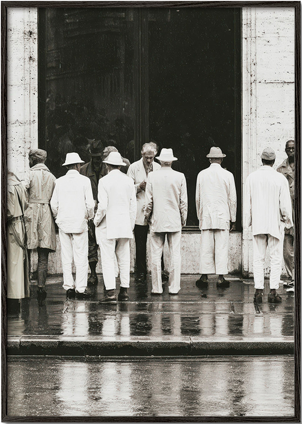Fotografia a preto e branco de homens de costas na chuva