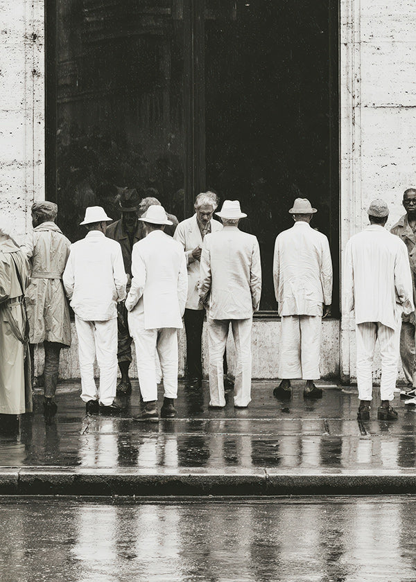 Fotografia a preto e branco de homens de costas na chuva