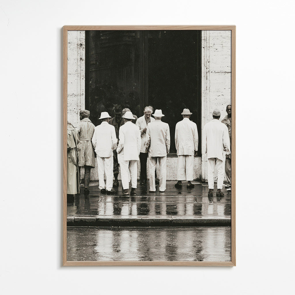 Fotografia a preto e branco de homens de costas na chuva