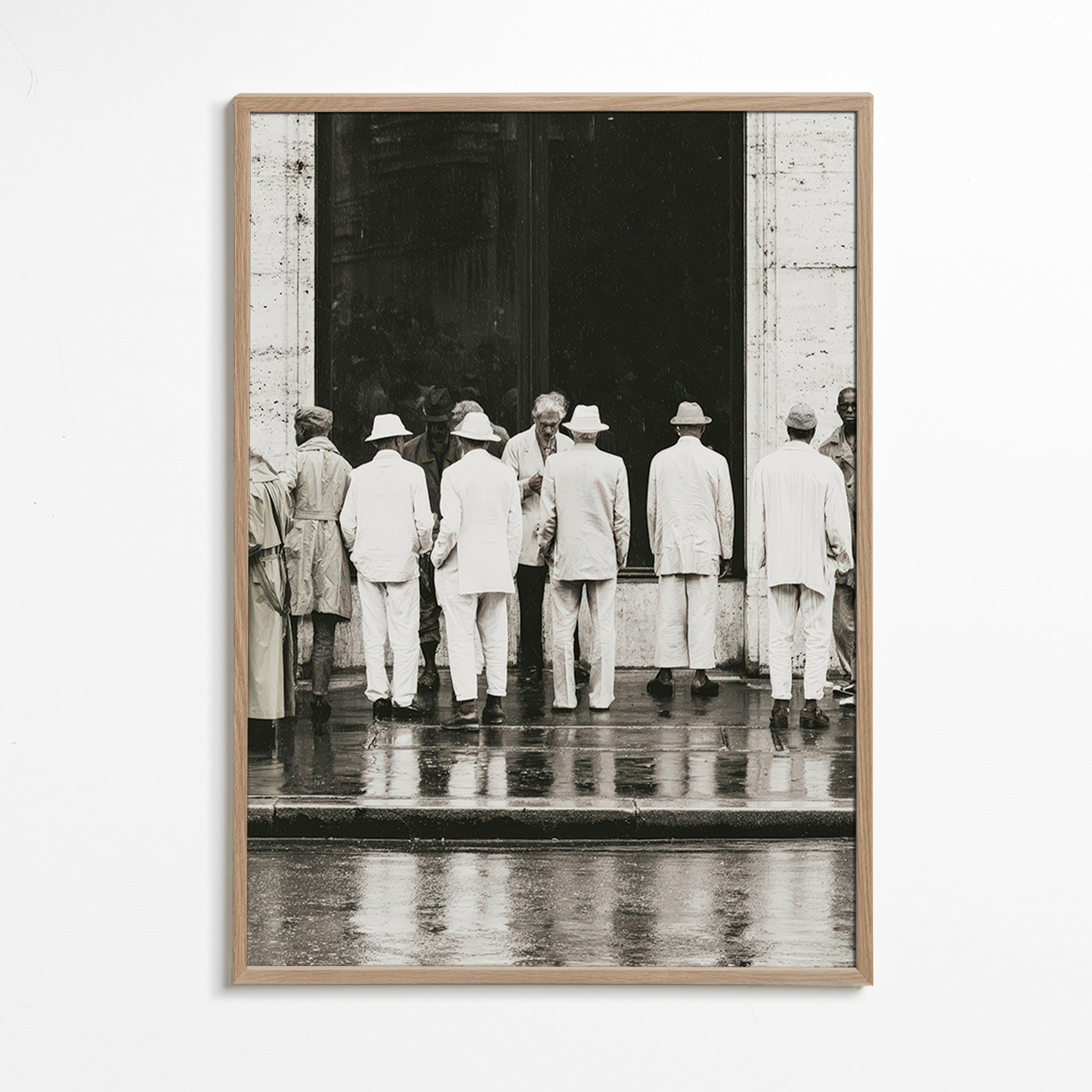 Fotografia a preto e branco de homens de costas na chuva