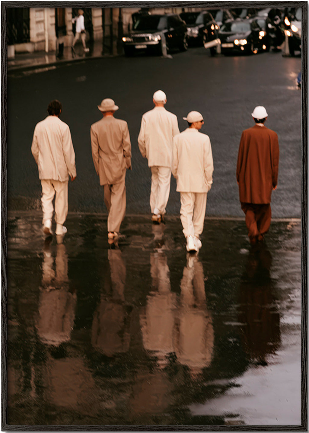 Fotografia urbana: cinco figuras a andar na rua molhada