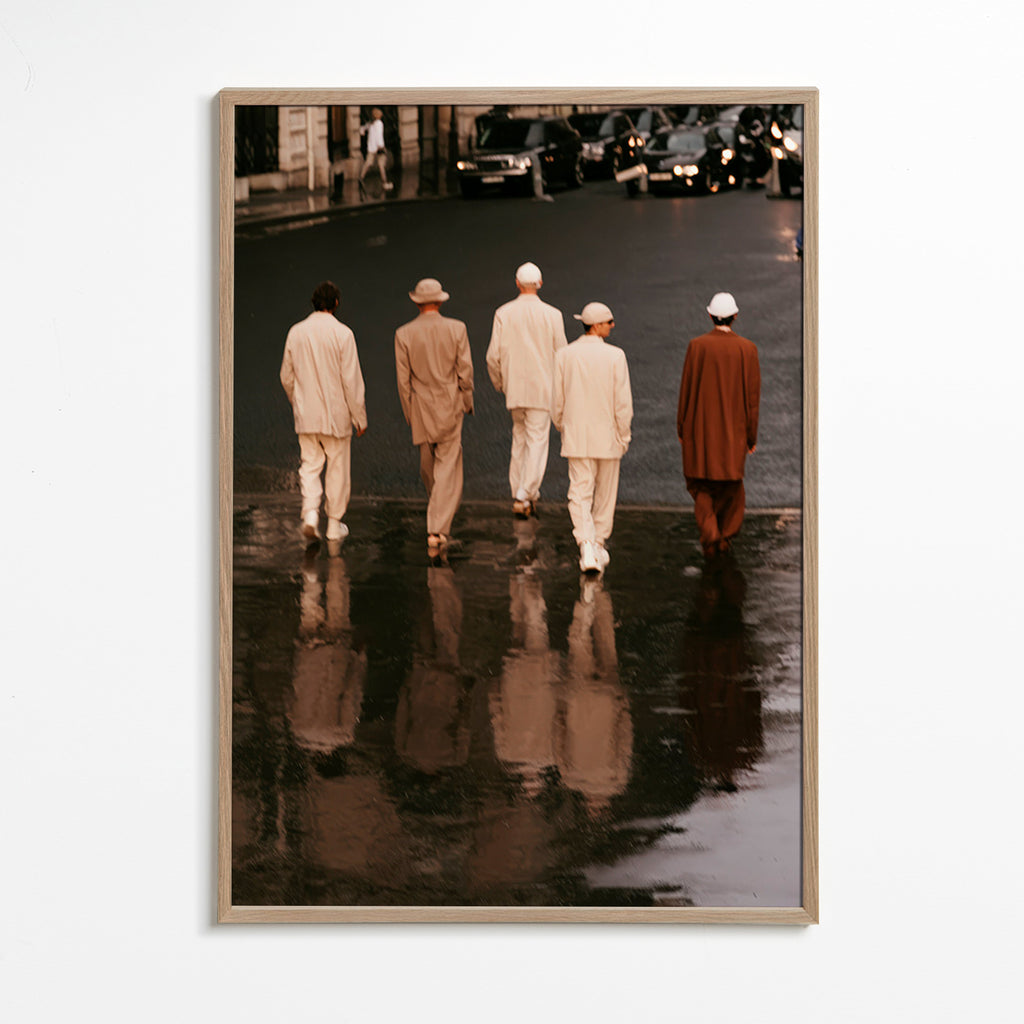 Fotografia urbana: cinco figuras a andar na rua molhada