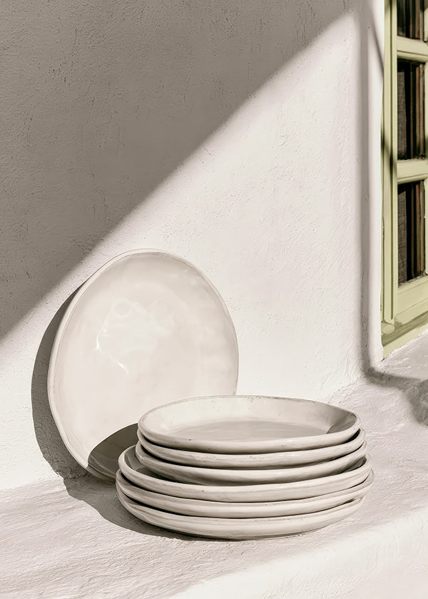 Arte para cozinha: cerâmicas brancas à luz natural