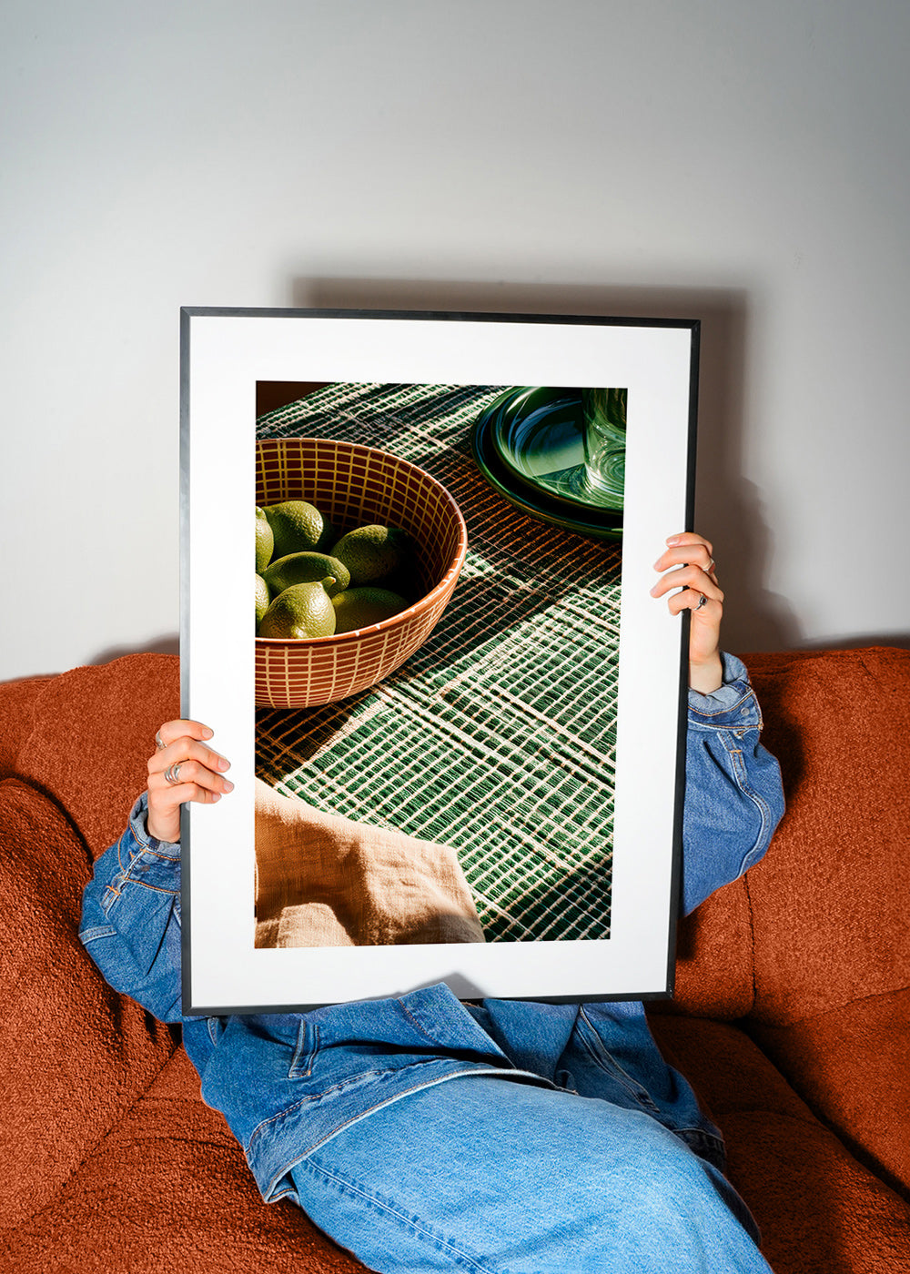 Arte para cozinha com limas em tigela e tecido gráfico
